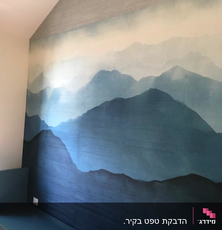 טפט הרים בגווני כחול על קיר